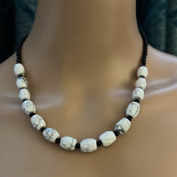 White Howlite and Black Onyx Necklace - Picture 1 of 3